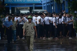 Học sinh xếp hàng trật tự di chuyển khi xảy ra hỏa hoạn