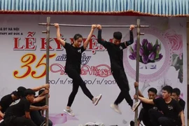 Nữ sinh 'gây sốc' khi biểu diễn thể thao mạo hiểm