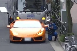 Cảnh sát dùng xe đạp truy đuổi Lamborghini vượt đèn đỏ