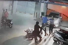 Clip: Bảo vệ chung cư đánh người già nhập viện
