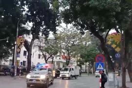 Xe chở ông Thăng và đồng phạm đến tòa nghe tuyên án