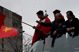 HLV Park Hang-seo cùng U-23 VN vẫy tay chào 'biển' NHM