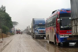 Xe container gãy trục, 15km đường ở Thanh Hóa ùn tắc 