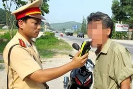 Người vi phạm giao thông phải trả phí xét nghiệm nồng độ cồn