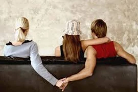 'Giật' lại chồng mình từ tay kẻ thù