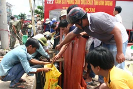 Chặn cống, bơm nước tìm bé trai bị nước cuốn vào cống