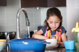 5 mẹo dạy con làm việc nhà và 5 sai lầm cần tránh