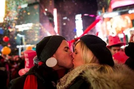 Chùm ảnh những nụ hôn đắm say chào 2015