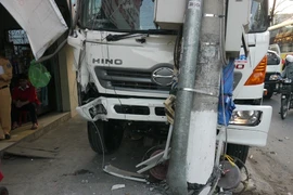 Xe tải 2 tỉ mới mua chưa kịp làm biển số đã bị tông bẹp dúm