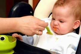 Những kiểu ‘sống hộ con’ sai lầm của cha mẹ Việt