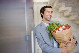 Bản lĩnh đàn ông đôi khi là... đi chợ, đón con