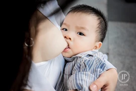 Tuyệt vời bộ ảnh cho con bú nơi công cộng