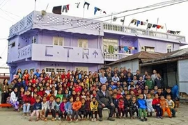 Một vòng ngôi nhà 100 phòng của người đàn ông có 39 vợ