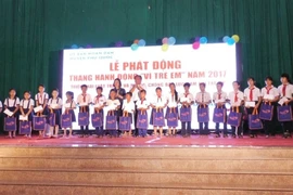 Trao 300 suất học bổng cho trẻ em tại Phú Quốc