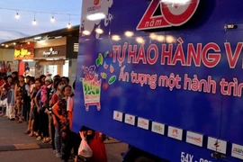 Dân Việt ùn ùn xếp hàng dài ủng hộ hàng Việt