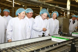 Chủ tịch quốc hội đến thăm nhà máy sữa Vinamilk