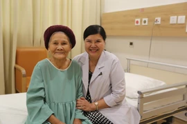 Giải phóng khối u buồng trứng cho cụ bà 92 tuổi
