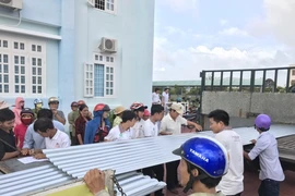 Hoa Sen tặng tôn cho người dân vùng bão lũ miền Trung 