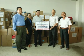 Quỹ Lawrence S. Ting tặng dụng cụ y tế trị giá 4,7 tỉ 