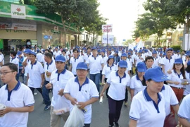 Đi bộ Lawrence S. Ting: Mang Tết đến với người nghèo 