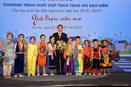 Honda trao 1,95 triệu mũ bảo hiểm cho học sinh lớp 1