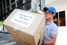 Bàn giao 3,79 tỉ đồng dụng cụ vật tư y tế tiêu hao