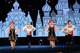 Rực rỡ sắc màu Carnival trên sông tại Vinpearl Land Nam Hội An