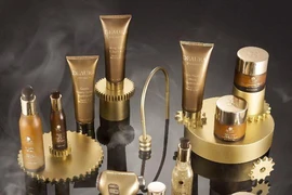 Bộ mỹ phẩm 'Lâu đài nhan sắc' đầu tiên bằng vàng 24K