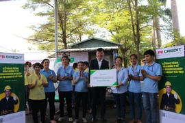 FE CREDIT tặng BHYT cho gia đình công nhân khó khăn