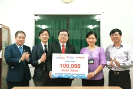 Tài trợ 100.000 khẩu trang cho Sở Y tế TP.HCM 