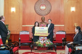 Gia đình bầu Hiển chung tay chống COVID-19 thêm 4,5 tỉ đồng
