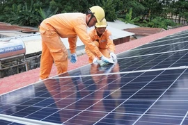 EVNSPC tăng cường phát triển điện mặt trời áp mái