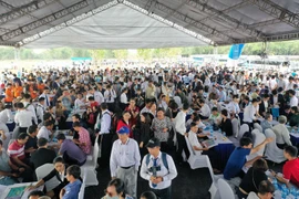 Gần 2.000 khách tham quan dự án Gem Sky World