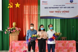 Him Lam Land tiếp sức học sinh nghèo vượt khó ở Long An 