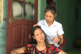 Hành trình nuôi mẹ của cô bé 12 tuổi