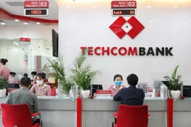Giả danh nhân viên ngân hàng để tạo lòng tin