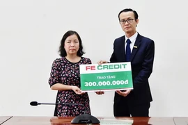 FE Credit hỗ trợ gia đình liệt sĩ Phạm Văn Hướng 300 triệu 