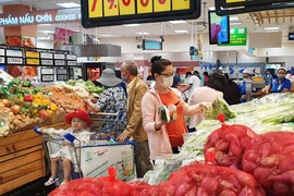 Đông kín khách săn ưu đãi tại siêu thị Co.opmart đầu tuần