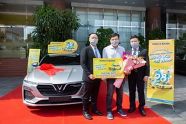 Nam A Bank trao ô tô cho khách hàng may mắn trúng thưởng ​ 
