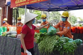 EVNHANOI đồng hành với phiên chợ 0 đồng vượt qua dịch COVID-19