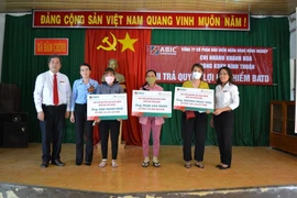 Agribank Bình Thuận cùng ABIC Khánh Hòa chi bồi thường bảo hiểm 