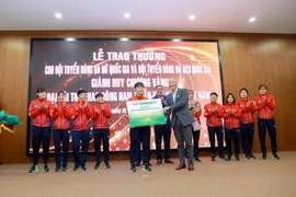 FE Credit trực tiếp trao 3 tỷ đồng cho Đội tuyển bóng đá nữ Việt Nam