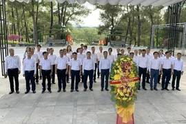 Video: EVNNPT dâng hương tại Nghĩa trang liệt sĩ Trường Sơn 