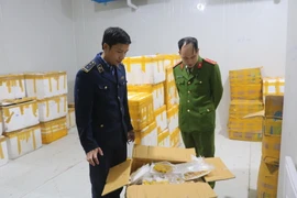 Xe tải chở hơn 6 tấn thịt gà, giò heo, dồi sụn bốc mùi đi tiêu thụ