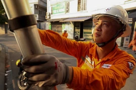 Thợ điện Hà Nội căng mình trong nắng nóng