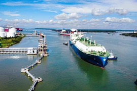 Chuyến tàu nhập khẩu LNG đầu tiên về Việt Nam