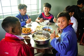 CHIN-SU trao ‘Một triệu bữa cơm có thịt’ tiếp sức giấc mơ con chữ cho học trò vùng cao