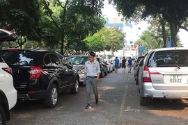 Kiến nghị sử dụng tạm các vị trí đất trống làm bãi đỗ xe