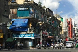 Khẩn cấp di dời người dân ra khỏi chung cư sắp sập