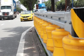 2 dãy hộ lan bánh xoay chống lật xe đầu tiên ở TP.HCM